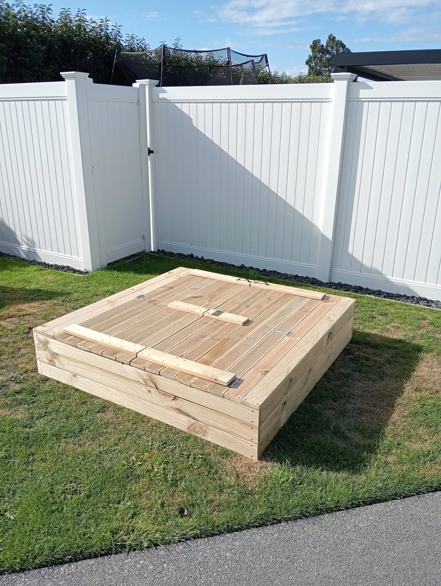 Large sandpit 1.5m x 1.5m with folding lid and seating