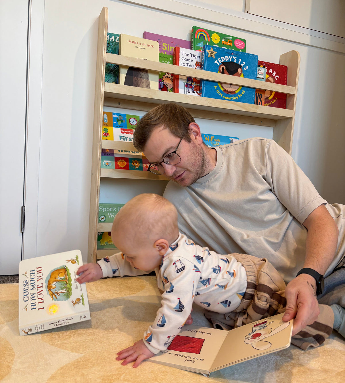 Front-facing kids bookshelf